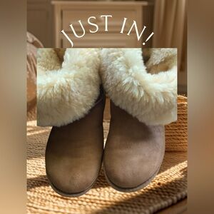 Genuine Short UGG Bailey poppy. SZ 9 EUC